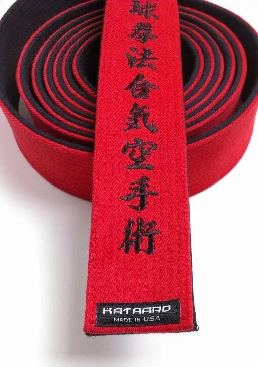 Черный пояс киокушинкай. Karate Red Belt. Hapkido чёрный пояс. Красный пояс в каратэ киокушинкай. Каратэ киокусинкай пояса.