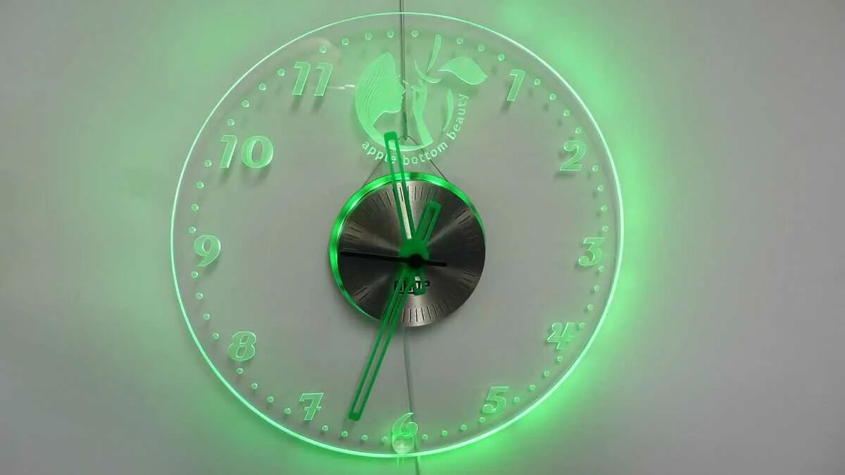 Светящиеся настенные часы. Настенные часы с подсветкой. Фосфорные часы настенные. Часы из стекла с подсветкой. Настенные часы уф