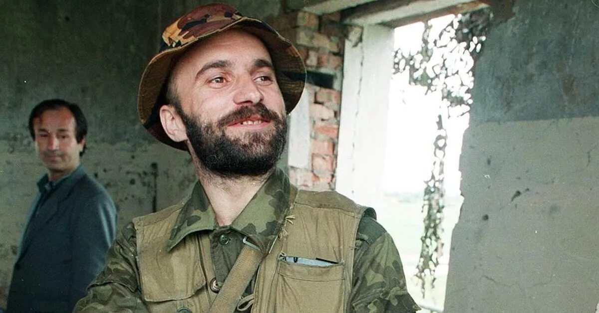 Полевой командир басаев. Полевой командир басаев. Шамиль басаев. Шамиль салманович басаев террорист. Шамиль басаев буденновск.