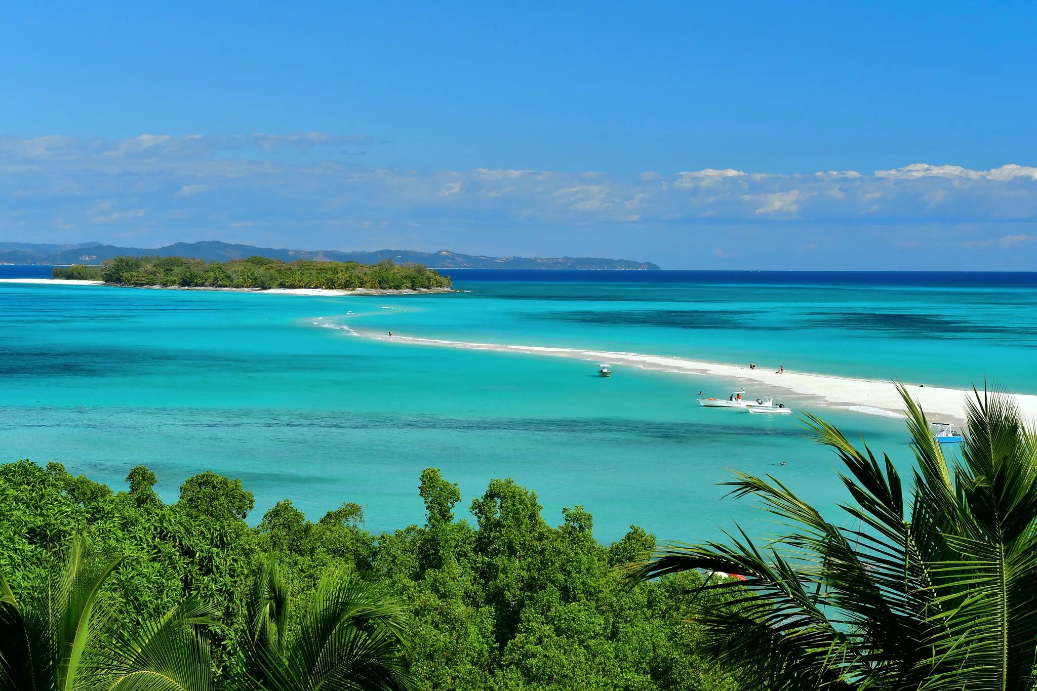 Separate island. Остров Нуси бе. Тропики. Мадагаскар пляжи. Побережье океана Изумрудная Лагуна.