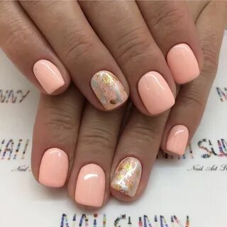 Персиковые ногти короткие