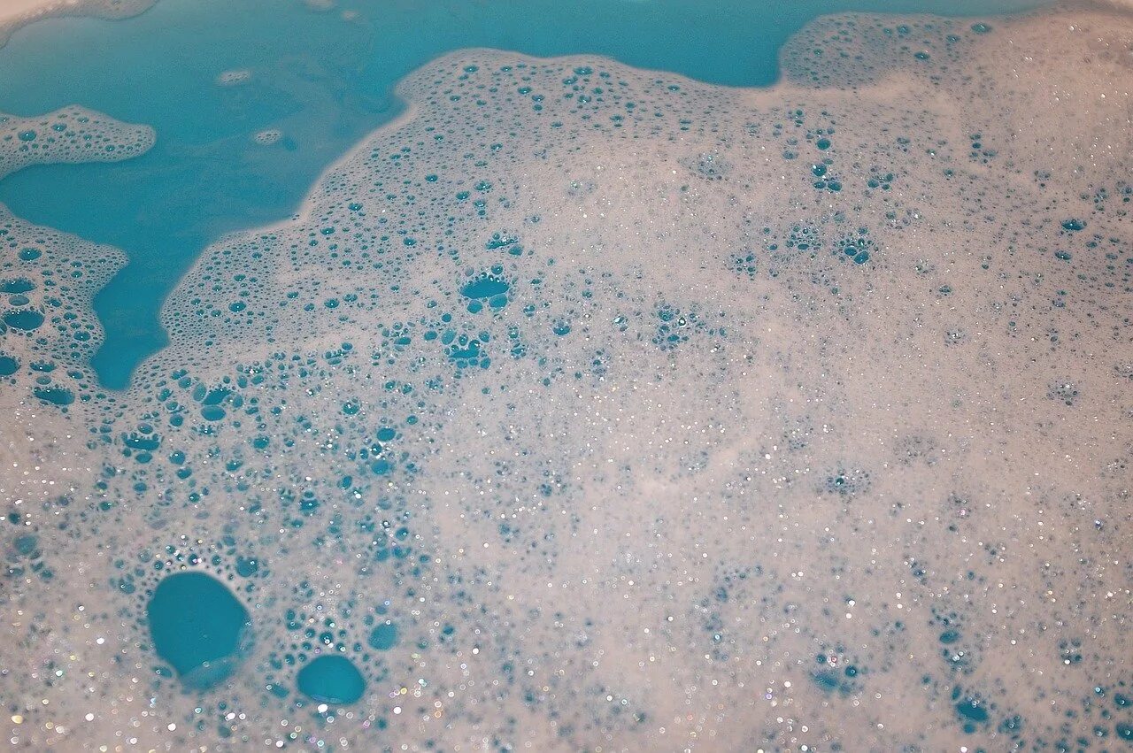 Пенистая жидкость. Пена. Мыльная пена. Мыльная пена текстура. Голубая вода в ванной.