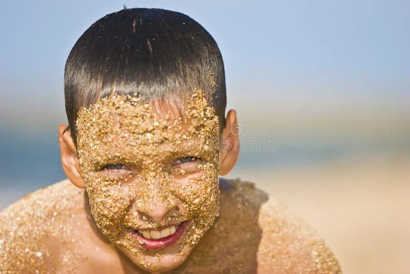 Песня песок в лицо. Песок сдувает. We playing in the sand песня. Девушка из песка. Песня песок.