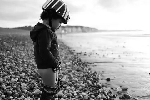 Писают на пляже - фото 