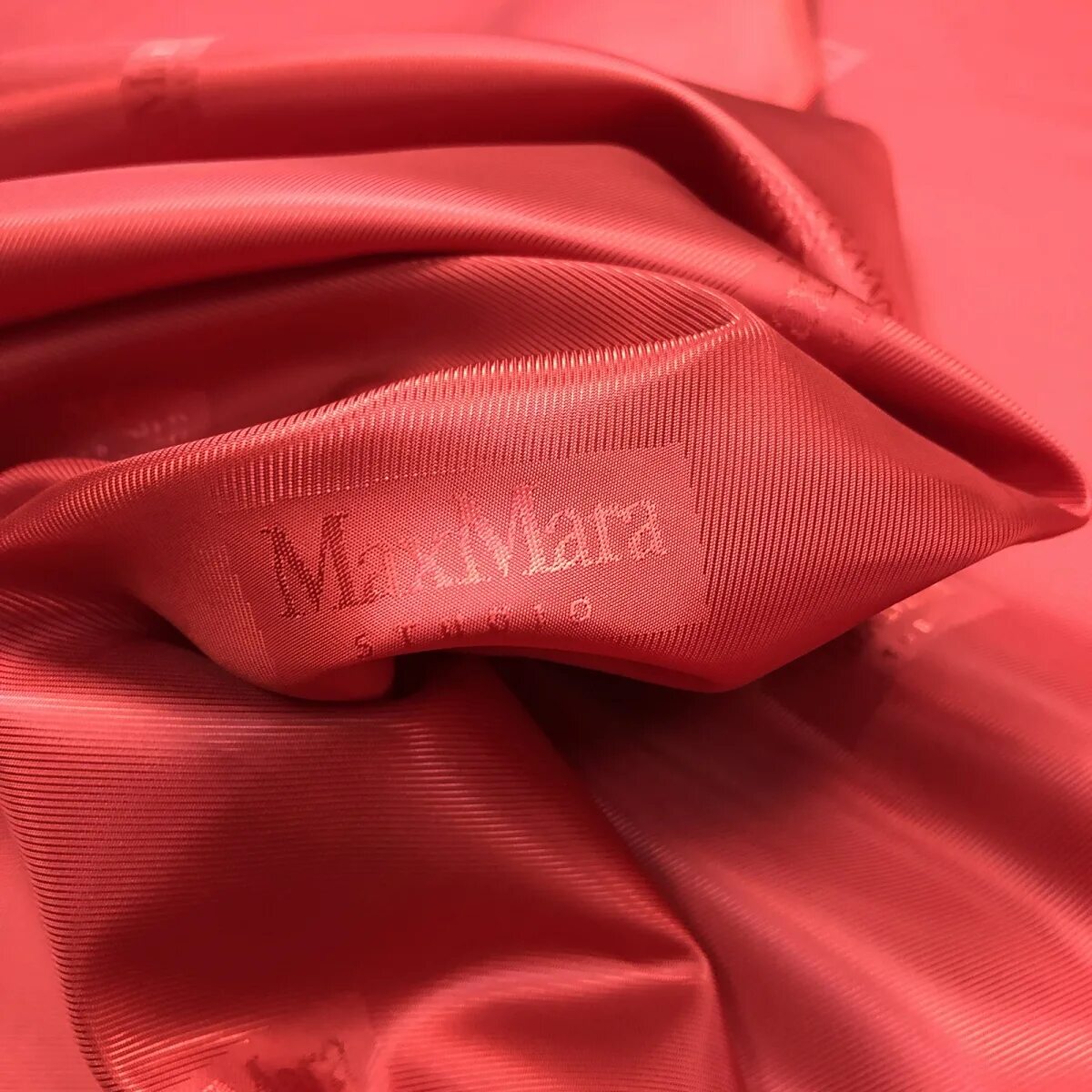Подкладочная вискоза. Ткань вискоза Max Mara подкладочная. Подкладочная ткань красная. Подкладка вискоза.