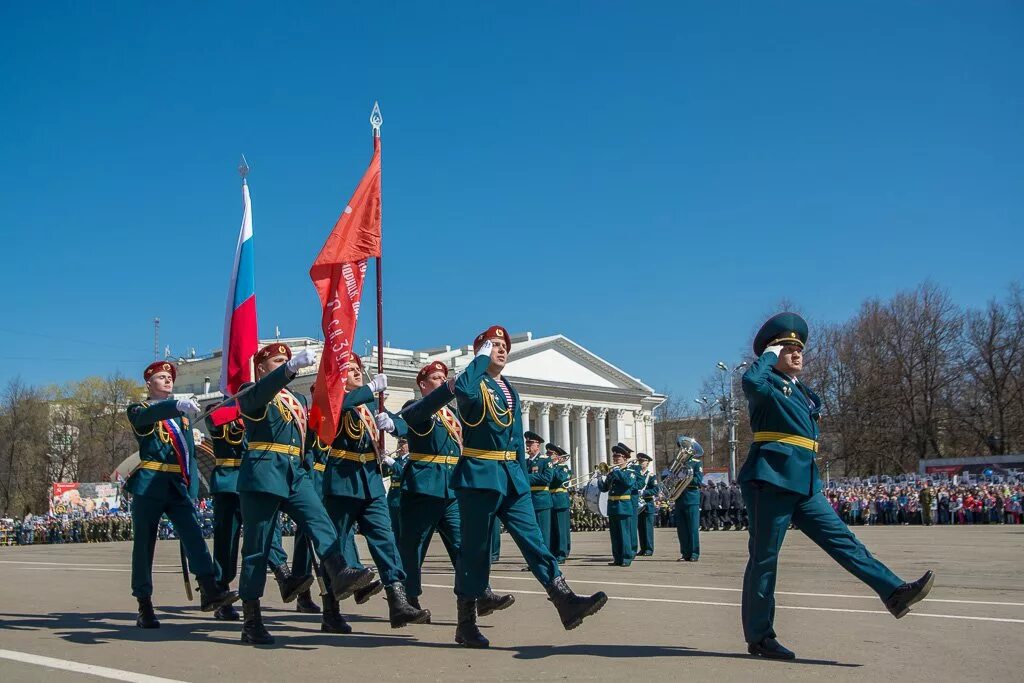 Май в кирове. Парад Победы Киров. Парад Победы 2018 Киров. Парад 9 мая Киров. Театральная площадь Киров 9 мая.