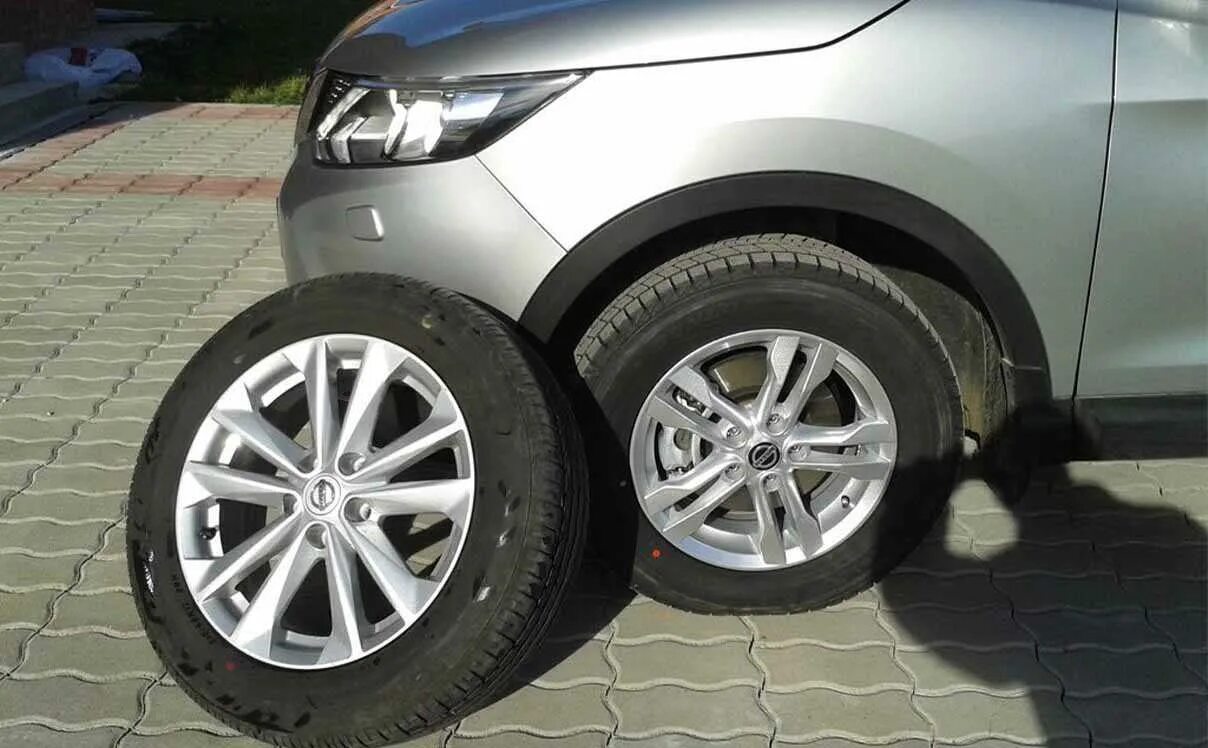 Диски Nissan Qashqai r16. Nissan Qashqai j11 колеса 18. Диски на Ниссан Кашкай 215/65 r16. Шины Ниссан Кашкай j11. Резина на кашкай размер