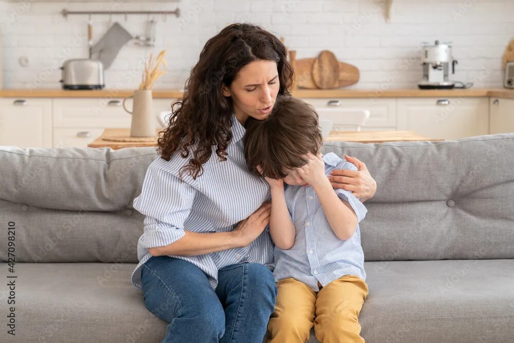 Women with her son. Обнимает ребенка. Обнимаю сына. Женщина провожает в школу. Women with her son.