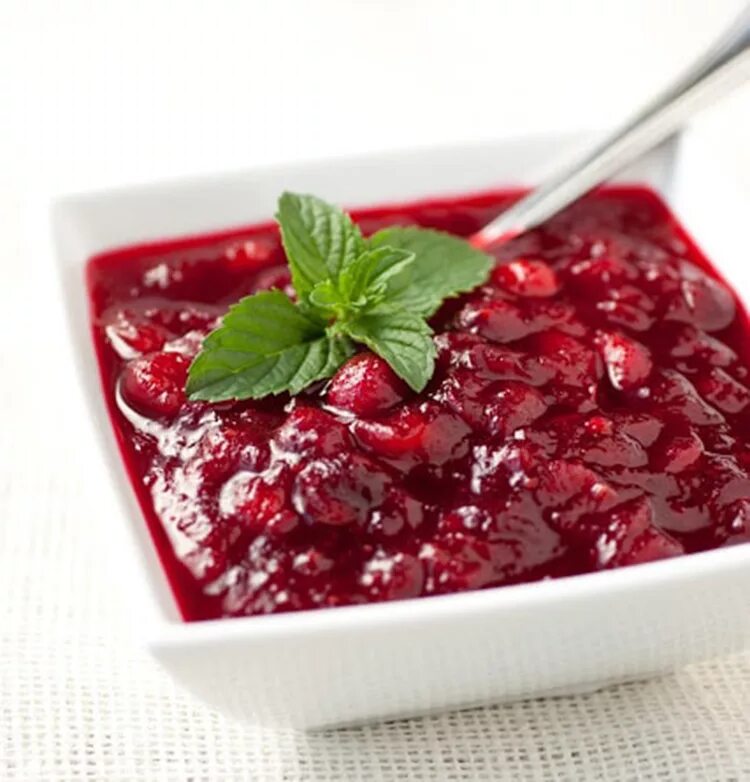 Клюквенный соус. Клюквенный соус к мясу. Соус из брусники к мясу. Клюква соус рецепт. Клюквенный соус.