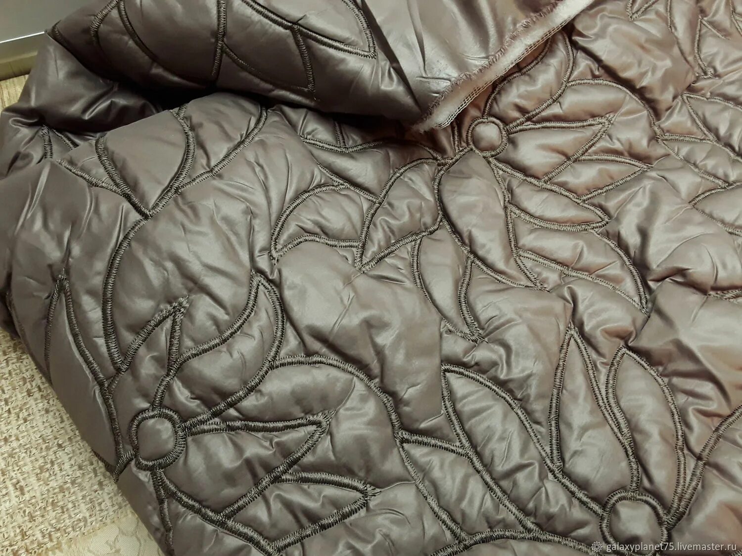 Плащевка стеганная на синтепоне. Стеганая плащевая ткань. Стеганая плащевка. Стежка диор курточная. Стеганая плащевая ткань.