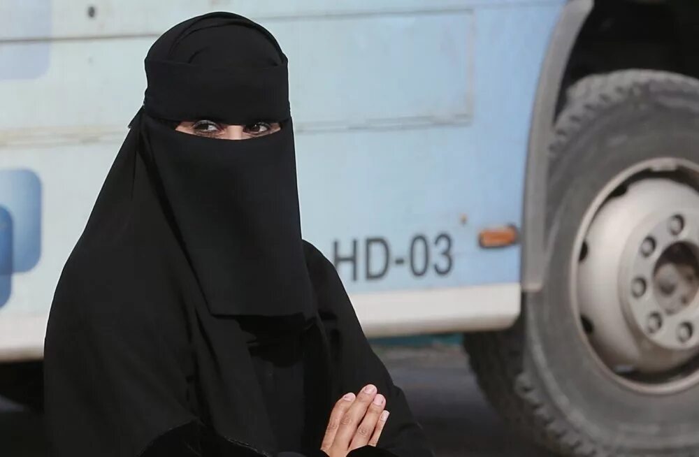 Никаб Саудовской Аравии. Саудовская Аравия женщины. Женщины из Саудовской Аравии. Мусульманки в Саудовской Аравии.