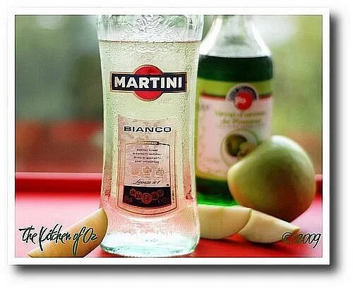 Подарочные наборы мартини Бианко. Набор Martini Bianco и два стакана. Мартини Бьянко с апельсиновым соком и клубникой. Мартини Бьянко Мем.