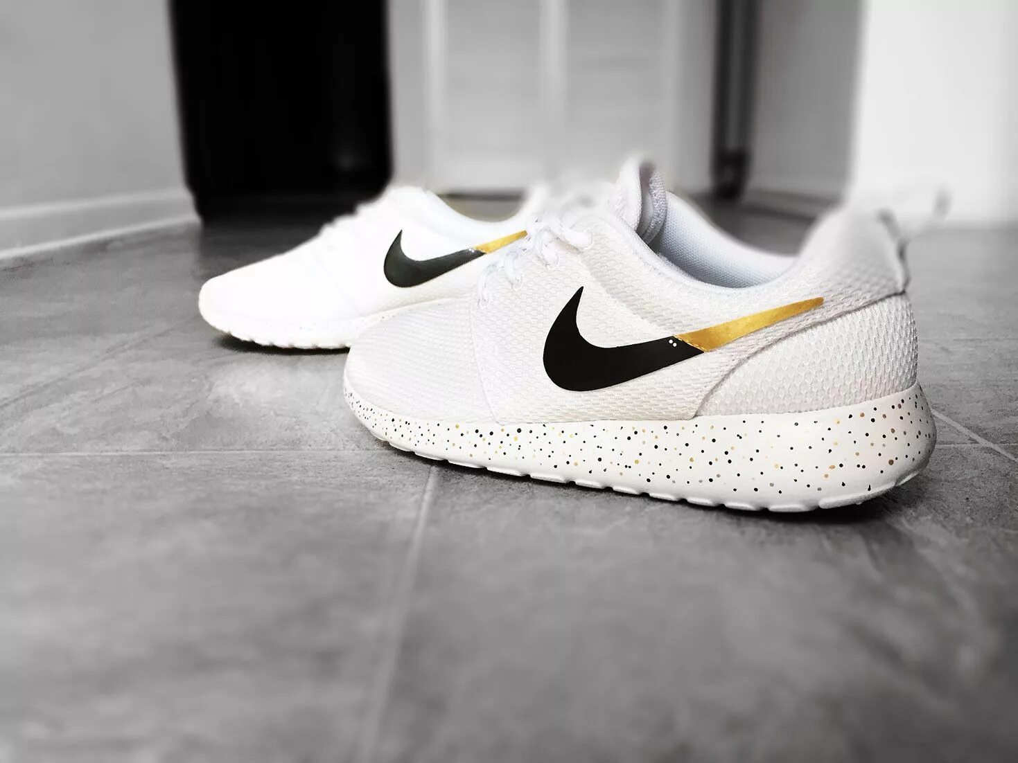 Модные найки 2024. Nike Roshe Run белые. Nike Roshe Metric White. Nike Roshe Run женские белые. Nike золотые кроссовки.