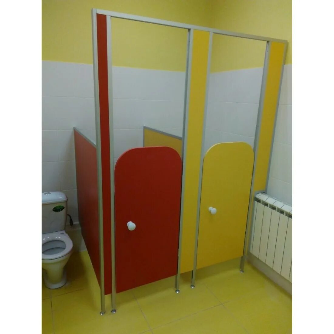Туалетные кабинки в детском саду. Кабинка для садика. Туалетные кабинки в детском саду. Сантехнические перегородки для детских садов. Перегородки в туалет для детского сада.