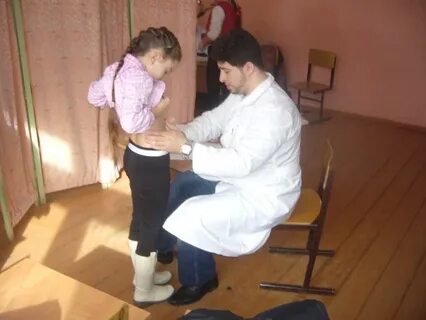 Хирург осматривает ребенка