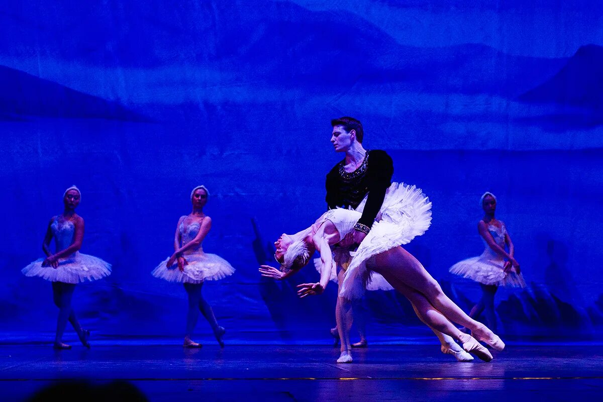 Лебединое озеро кремлевский дворец. Большой театр москва лебединое озеро. Большой театр москва лебединое озеро. Лебединое озеро мариинский театр. Большой театр москва лебединое озеро.