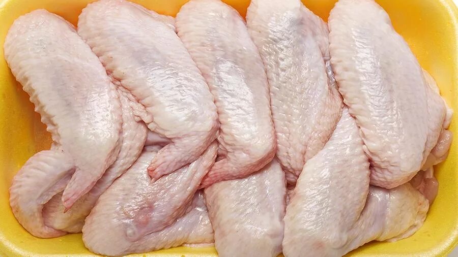 Сколько варить куриные крылышки до готовности. Крылья куриные. куриные крылышки сырые. крыло курицы. крылья куриные в упаковке.