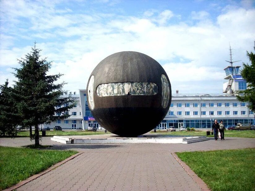 Город омск называют городом. Площадь Бухгольца Омск памятник. Памятник шар Бухгольца в Омске. Шар на площади Бухгольца Омск. Достопримечательности Омска шар Бухгольца.