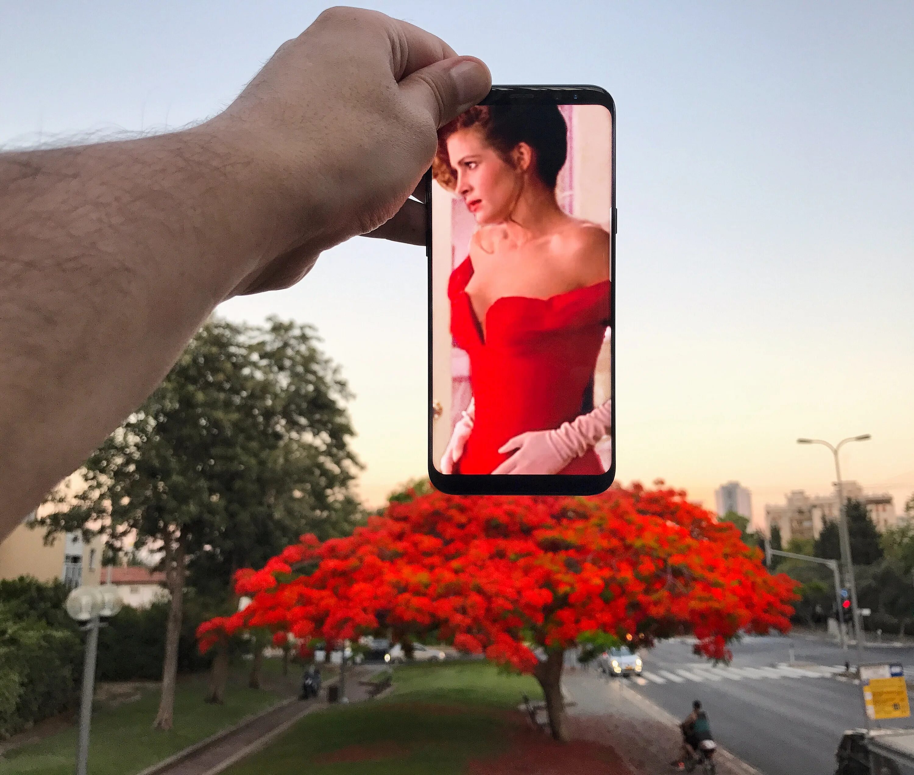 С помощью двух смартфонов. Девушка с двумя телефонами. С помощью двух смартфонов. Дополненная реальность в реальной жизни. Фото с помощью двух смартфонов.