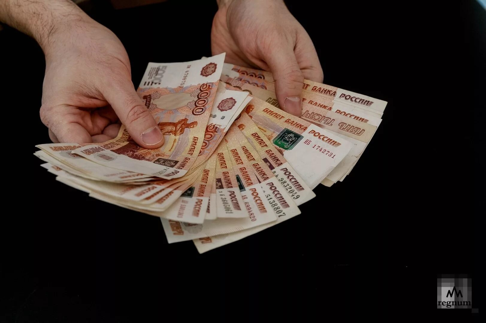 Деньги в руках. 10000 рублей мрот. Человек с деньгами в руках. Заработная плата 30 тысяч. Наличные деньги.