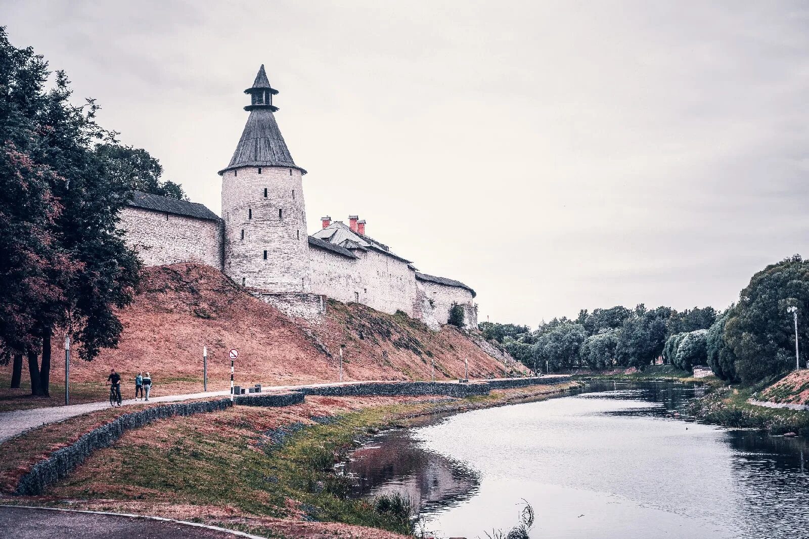 Псковский Кремль Изборск. Псков река Пскова. Псковский Кремль кром. Псков исторический центр. Тур новгород псков