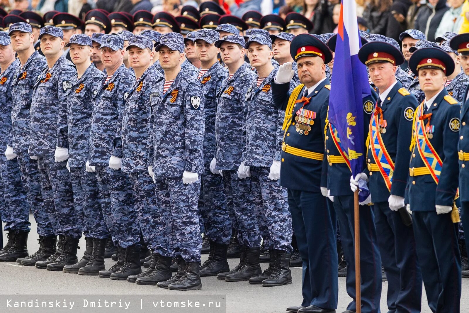 Парад в томске 9 мая 2024. Парад 9 мая в томске 2022. 9 мая томск 2021. день победы парад 2022 томск. день победы парад 2021 томск.
