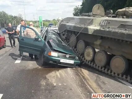 Танк наехал на машину
