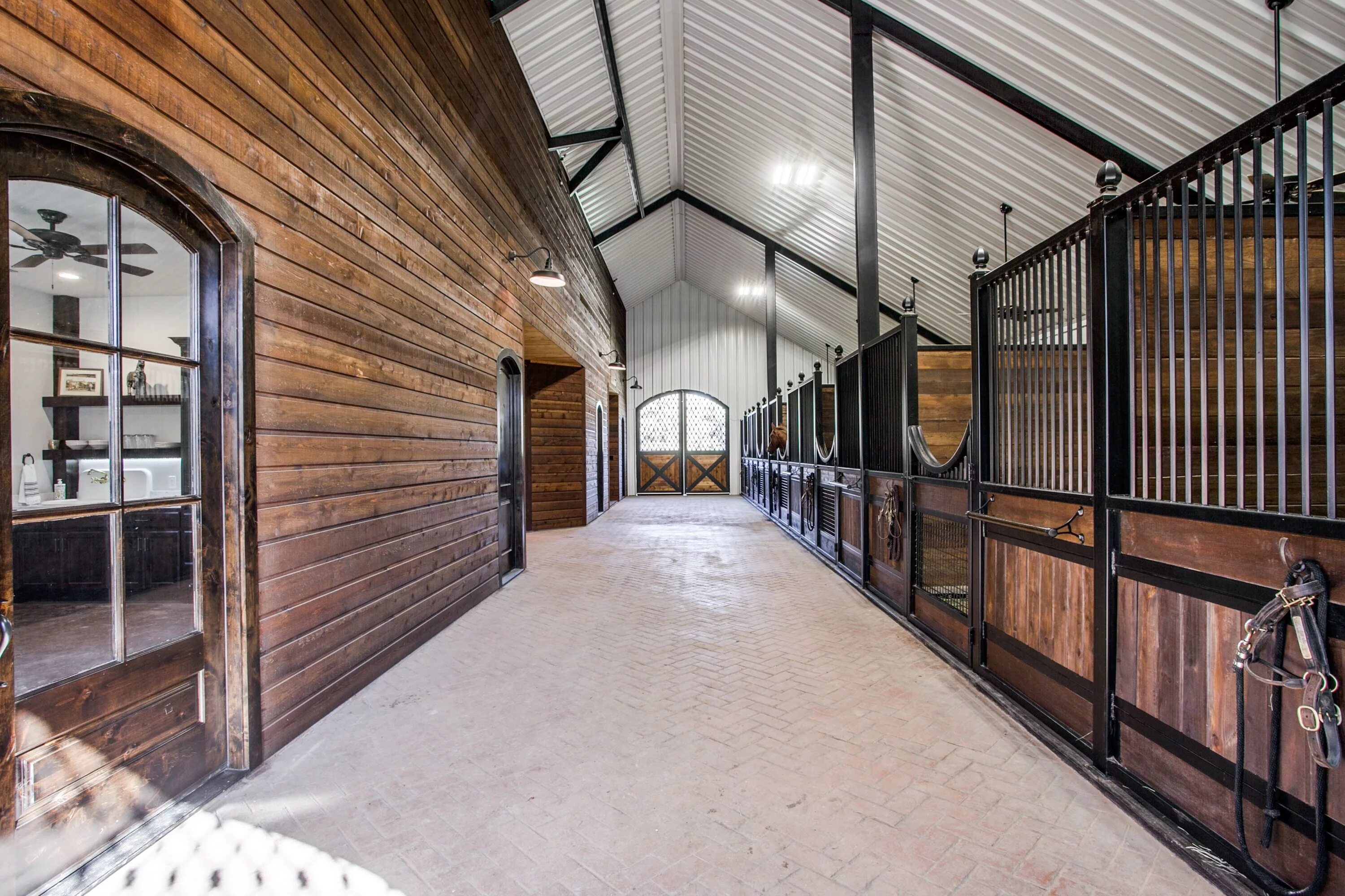 Конюшня Solana stables. Конюшни Westphalian stables архитектура. Монруж Франция конюшни. Конюшни Германии архитектура. Открытая конюшня