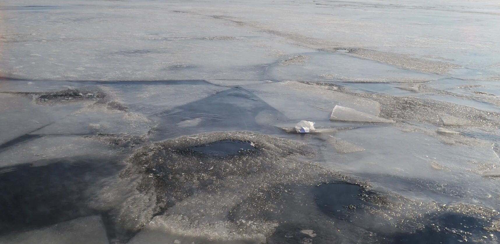 Выход на лед на рыбинском водохранилище. Ледостав на Рыбинским водохранилищем. Лед Рыбинского водохранилища. Лед на Рыбинском водохранилище сейчас. Рыбинское водохранилище зимой.