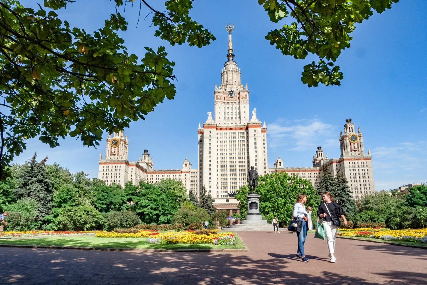 Msu мгу. Московский государственный университет имени м.в.Ломоносова，МГУ. Институт МГУ В Москве. Вузы России МГУ Ломоносова. Главное здание МГУ на Воробьёвых горах.