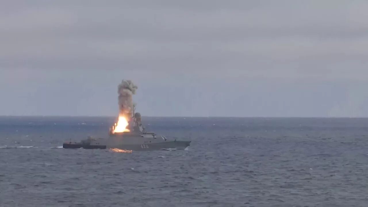 Потеря корабля вмф. Подбили корабль в черном море. Подбили русский корабль. Стрельба Калибрами в черном море. Корабли ЧФ пуск ракет.