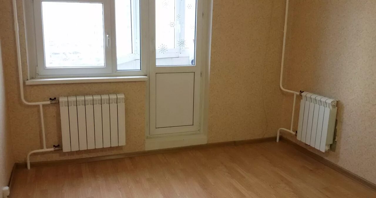 Радиатор в угловой комнате. Трубы отопления в квартире. радиаторы в угловой комнате. батарея в угловой квартире. радиаторы в угловой квартире.