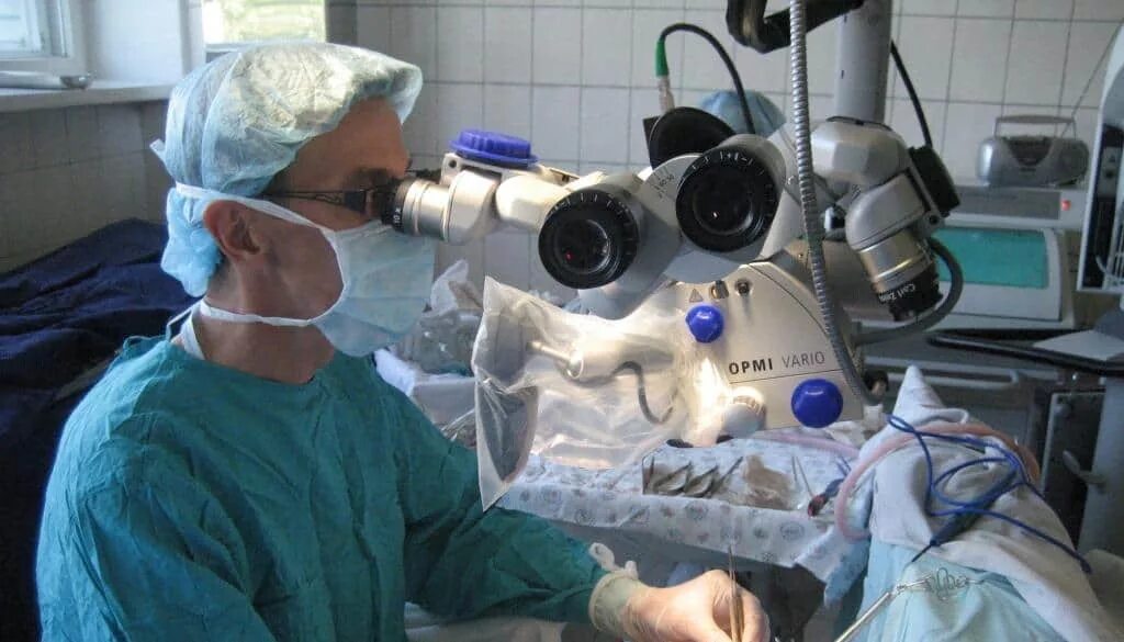 Клипирование аневризмы головного мозга. Операция по удалению аневризмы головного. Операция по удалению аневризмы головного. Сосудистая хирургия операция. Операции по клипированию аневризмы головного.