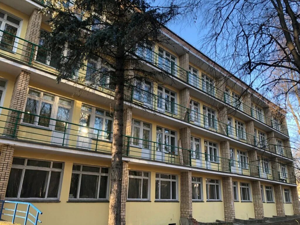 1. Отель берег москва. Белый берег загородный клуб. Новый берег отель в подмосковье с бассейном. Белый берег ресторан.