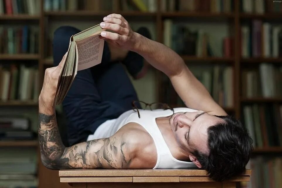 парень с книгой. крутые белые парни стивен хантер. крутой парень книга. крутой парень книга. богатый парень.