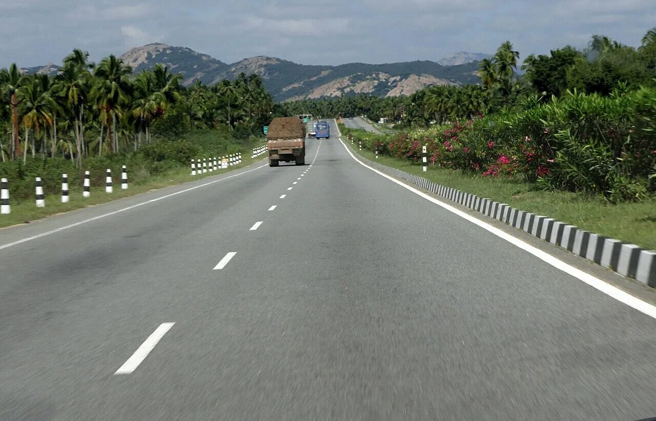 Дорога жизни индийский. Дорога в Индии. Большая Магистральная дорога, Индия. Амбали дорога Индия. Индия дорога знаки.