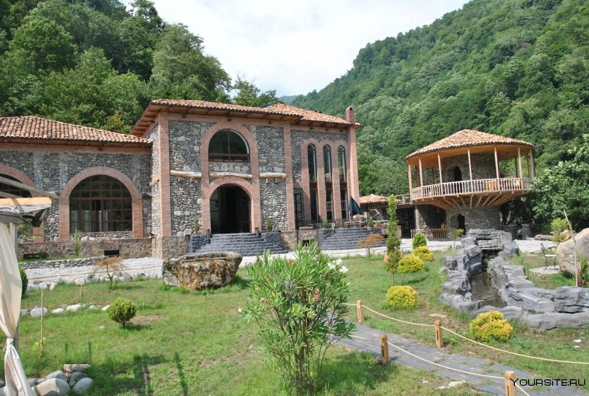 Guest house gallery местия. Грузинский дом аджария. Грузинская архитектура тбилиси. Тбилиси старый город. Дом грузина.