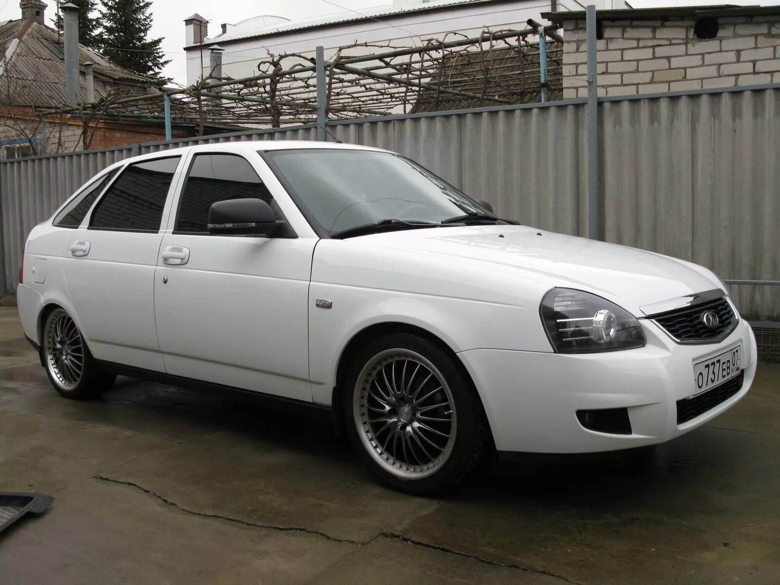 Лада приора р16. Лада приора хэтчбек диски r14. Диски скад r15 приора. Лада приора на литье. Приора седан кварц r15.