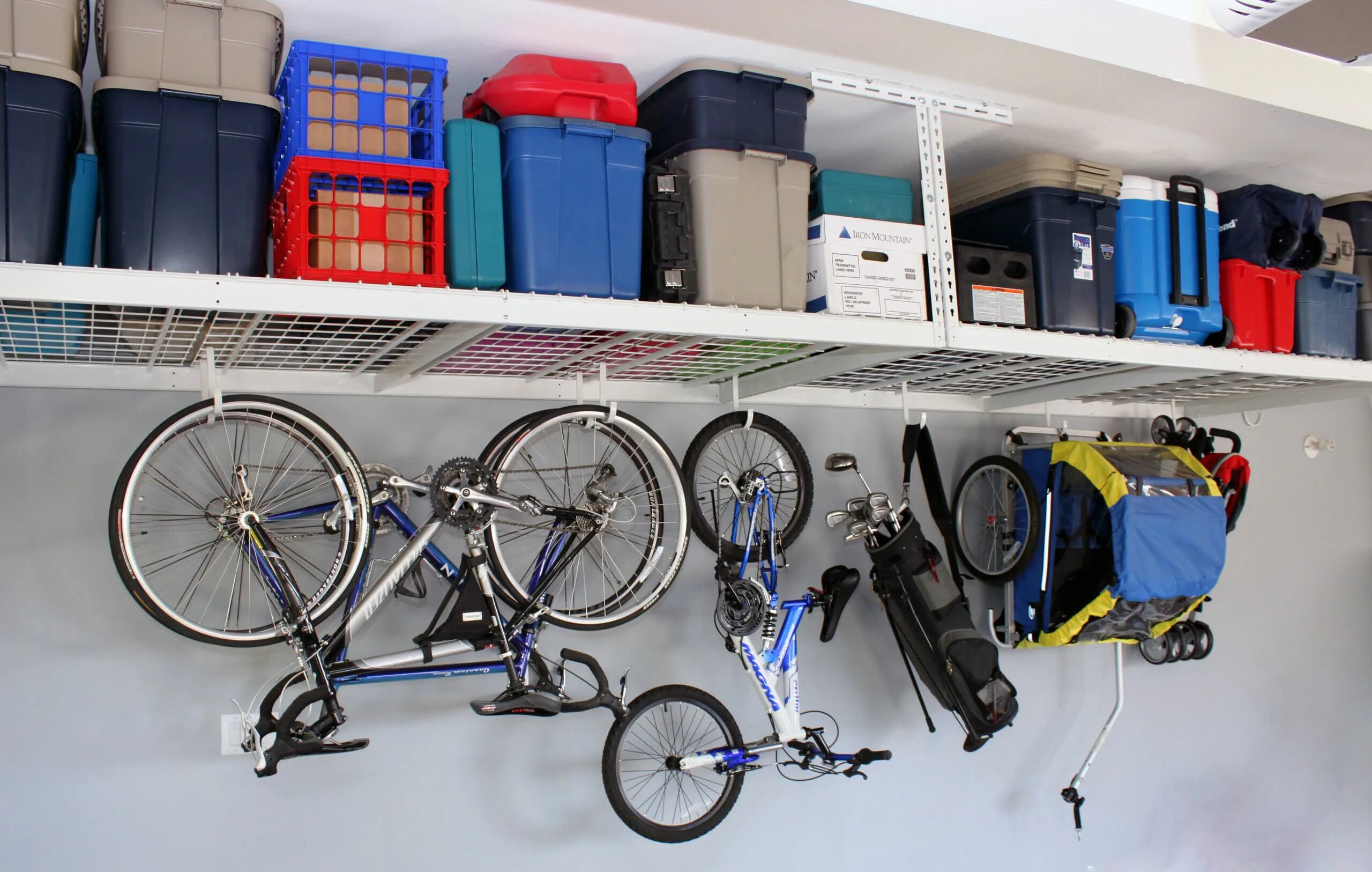 Велосипед в кладовке. Хранение велосипедов в кладовке. Стеллаж для велосипедов. Хранение спортивного инвентаря. Магазин навести