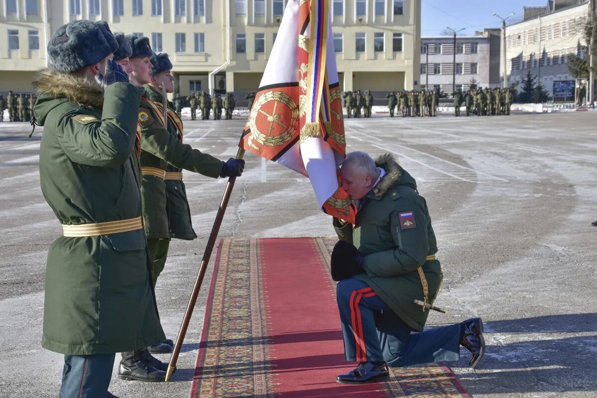 Командование гарнизона. Дальневосточное высшее общевойсковое командное училище имени. Начальник ДВОКУ Грызлов Владимир Михайлович. Генерал майор ДВОКУ. Боевое Знамя МВОКУ.