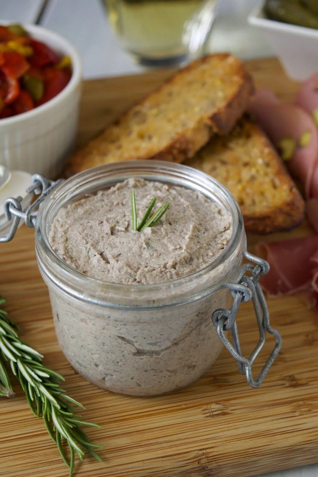 Как приготовить паштет из печени курицы. Печёночный паштет из куриной печени. паштет паштет из куриной печени. паштет печеночный куриный. домашний паштет из куриной печени.