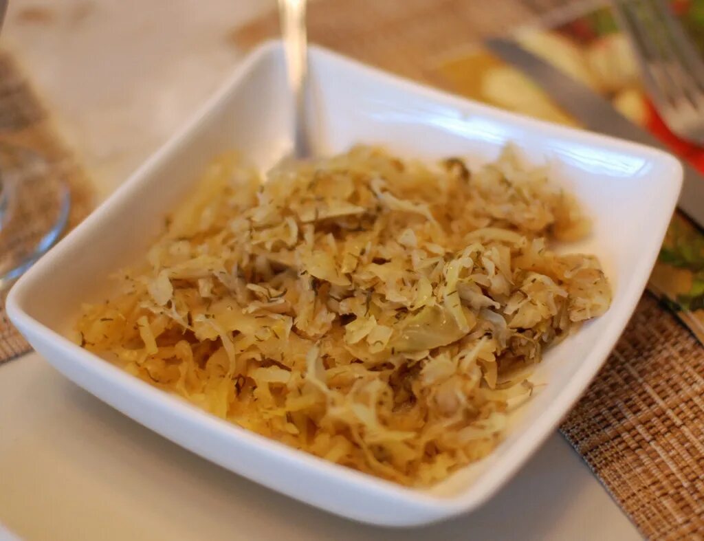 Немецкая капуста Sauerkraut. Кислая капуста зауэркраут (Sauerkraut). Немецкая квашеная капуста Sauerkraut. Sauerkraut немецкая тушеная капуста.