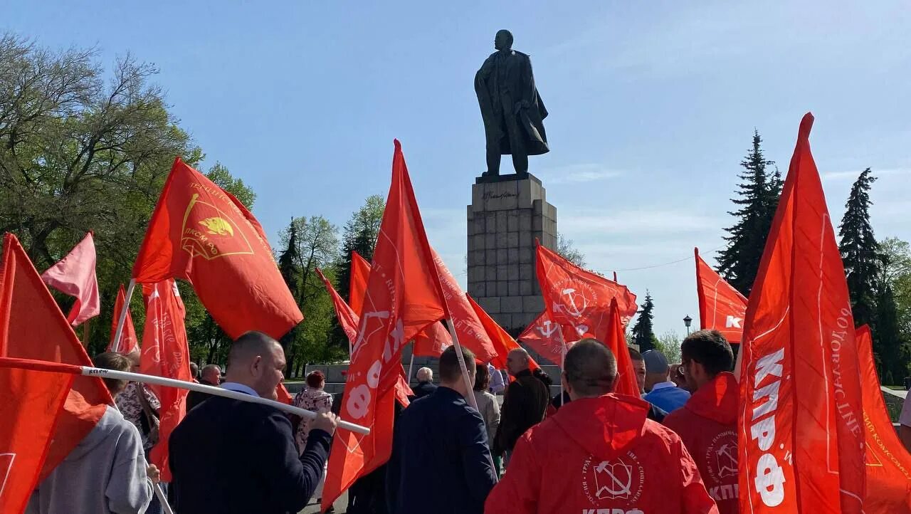 Стачка ульяновск 2024. Коммунисты фото. КПРФ Ульяновск. Автопробег 9 мая. Памятник Ленину.