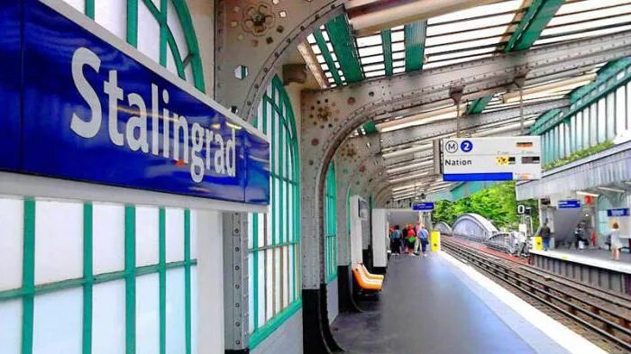 Площадь и станция метро сталинград. Площадь и станция метро сталинград. Площадь сталинградской битвы в париже. Станция сталинград в париже. Бульвар сталинград в париже.