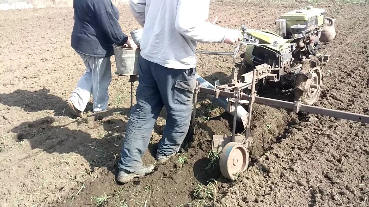 Как нарезать гряды мотоблоком. Мотоблок crosser cr-m10. мотоблок зубр посадка картофеля. посадка картофеля мотоблоком. мотоблок для картофеля.