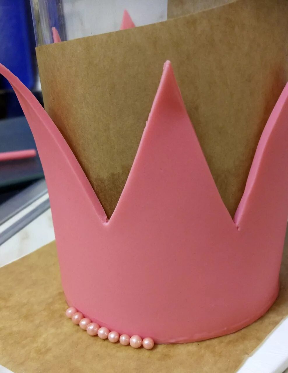 Торт для девочки с короной из мастики. Декор в виде короны торт. Торт с короной. Как сделать корону на торт. Как сделать корону на торт.