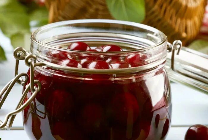 Вишня с сахаром на зиму. Варенье из черешни с косточкой на зиму густое с целыми ягодами. компот из вишни с косточками. варенье и компот из вишни. средство для загустения варенья.
