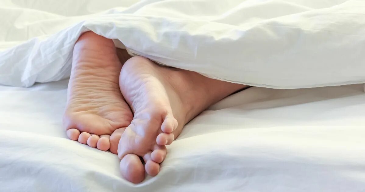 Ступни спящей девушки. Босые ноги спящих женщин. Стопы спящих женщин. Ноги спящей девочки.