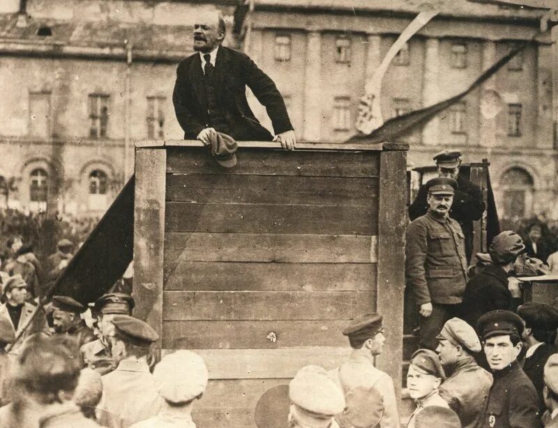 Факты о революции 1917. Октябрьская революция 1917 года. ленин на броневике 1917. ленин октябрьская революция. революция 1917 ленин на броневике.