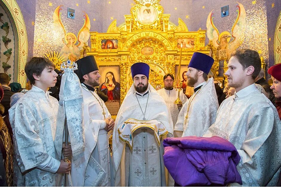 храм всех святых расписание.